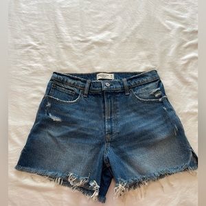 Abercrombie High Rise 4” Mom Short.